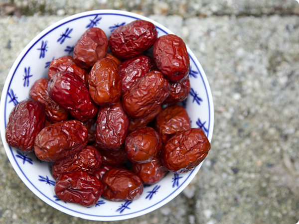 千年莫高窟、美麗月牙泉。在神圣的敦煌，亞盛好食邦兩萬畝優質堿性沙化土壤紅棗產區，每天經15小時光照如紅寶石般的敦煌駿棗，富集多種營養物質，個大核小、色鮮肉甜，堪稱天然滋補圣品。好食邦各級優質敦煌駿棗系列產品，從選種到種植，從生長到生產加工，嚴格苛求于每一處細節。